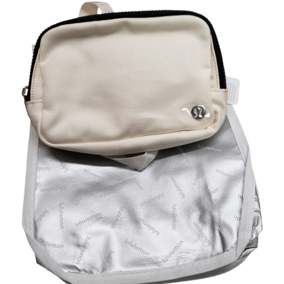 Lululemon Women's  Everywhere Bag Canvas - Picture 6 of 6